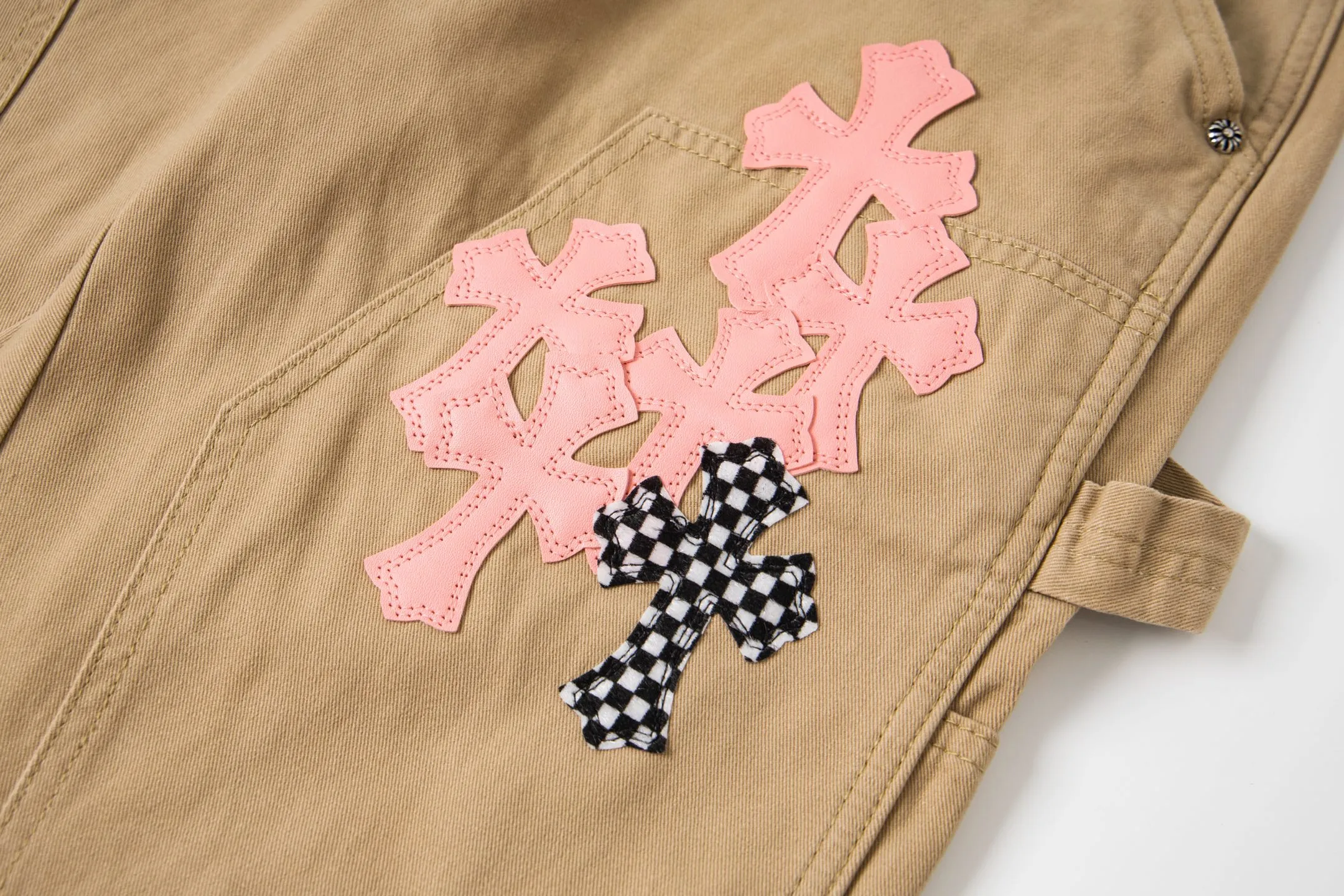 P270 💰 (Top version) Chrome Hearts cherry blossom pink leather logging spliced ​​washed jeans, truly restores the ultimate vintage texture, three-dimensional version, loose and comfortable, not picky about the figure, taller and slimmer, factory precision, original quality control, same style for men and women, can be matched with couples, versatile recommendation, must-have jeans for all seasons, fashionable people have been disappointed. From the quality selection of fabrics, the tailoring of details, and the matching of patterns, they are all impeccable! The upper body is so handsome when worn...it can be easily worn by men, women and children! The craftsmanship is made of heavy-duty washed pure cotton denim fabric. After washing, it is soft and thick and looks very stylish when worn. Color: Khaki Size: 28-30-32-34 (corresponds to S-M-L-XL)